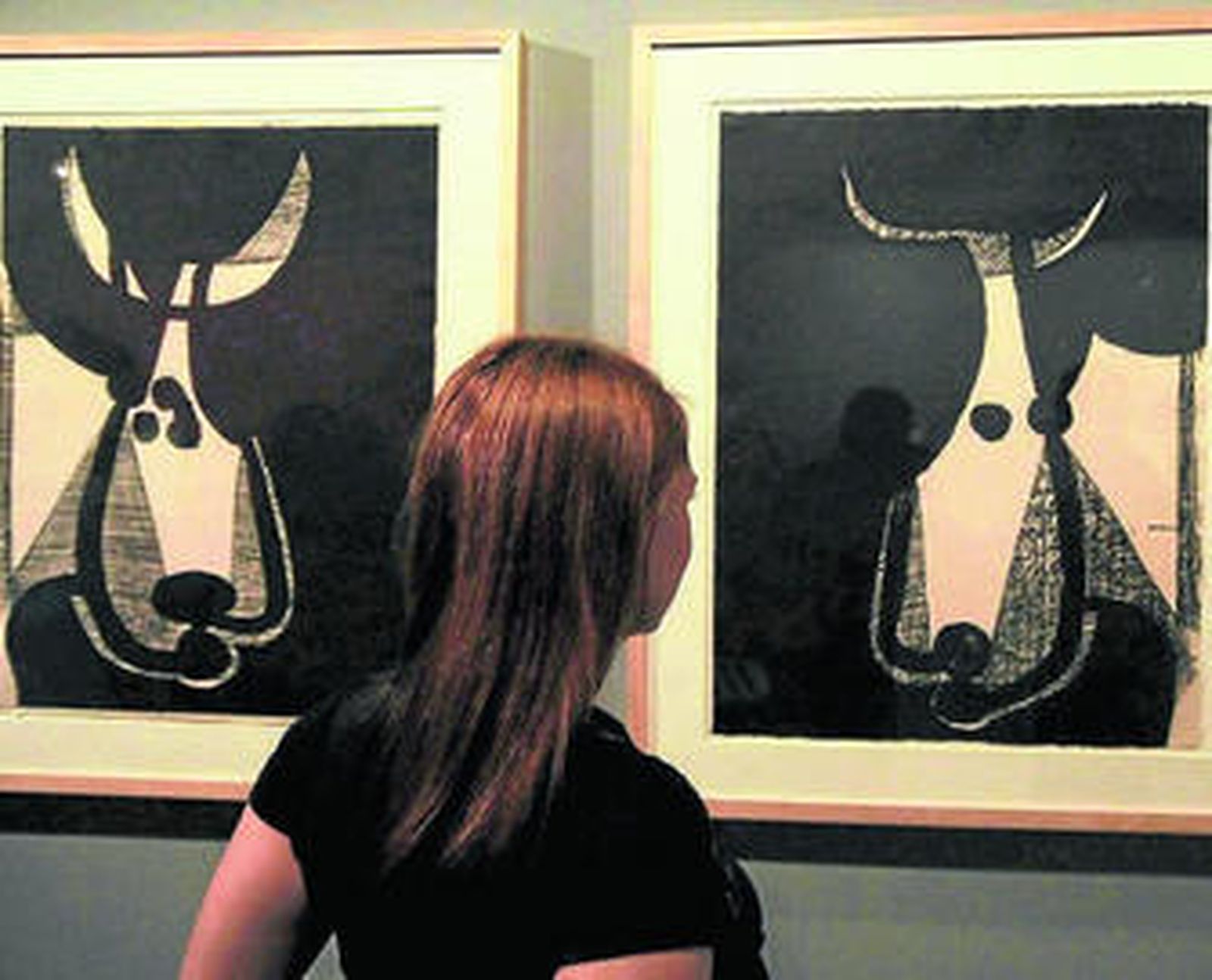 Una joven observaba ayer dos de los cuadros de Picasso en la Casa Lis.