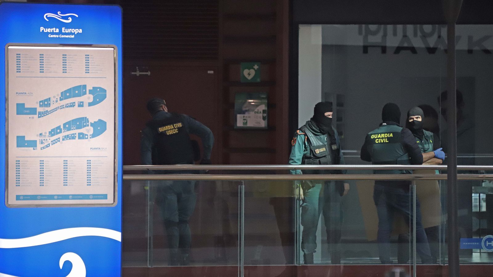 Registro de la Guardia Civil en el centro comercial Puerta Europa en Algeciras