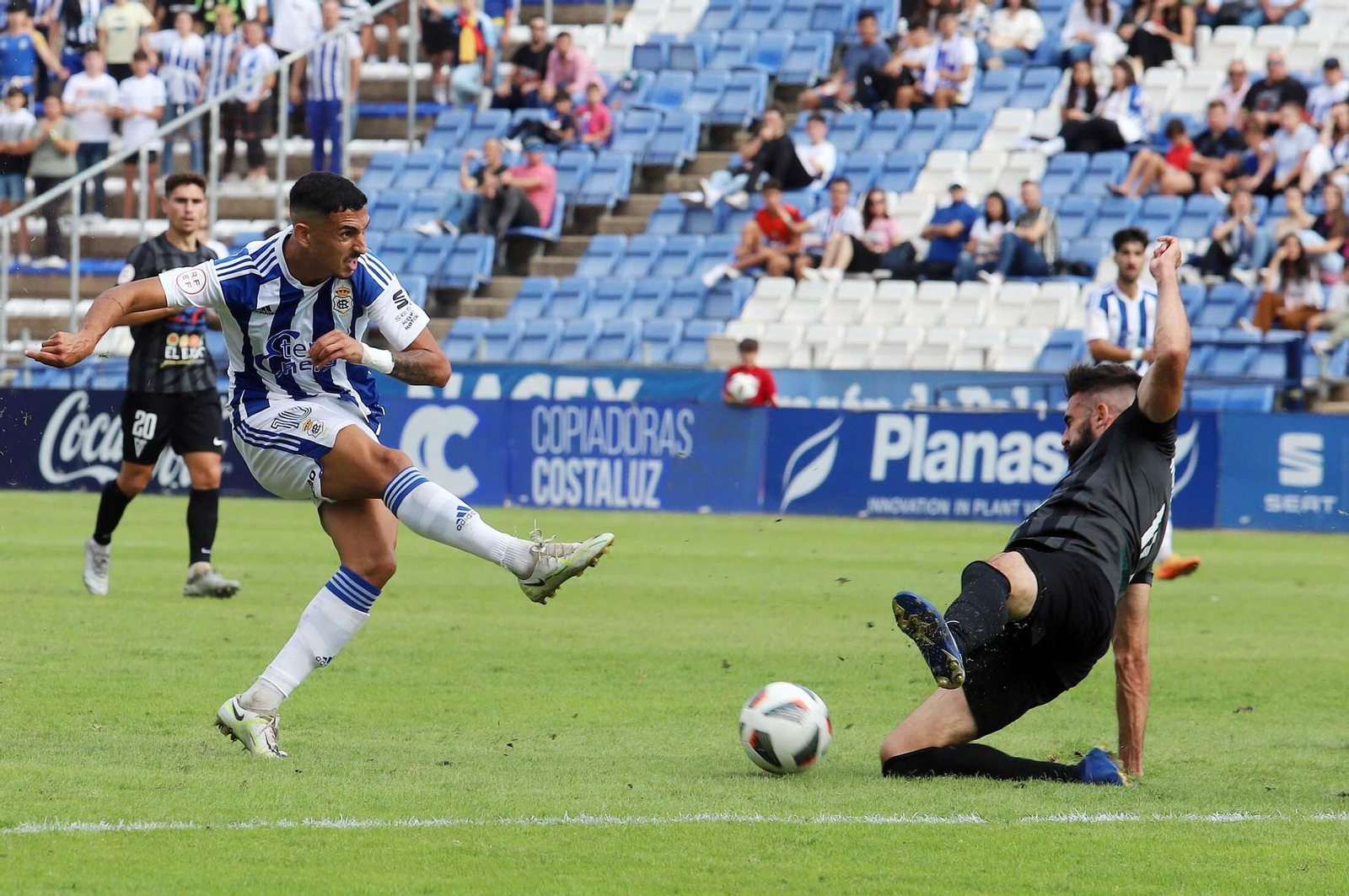 Dopi golpea el balón en el encuentro ante El Ejido en el Nuevo Colombino.