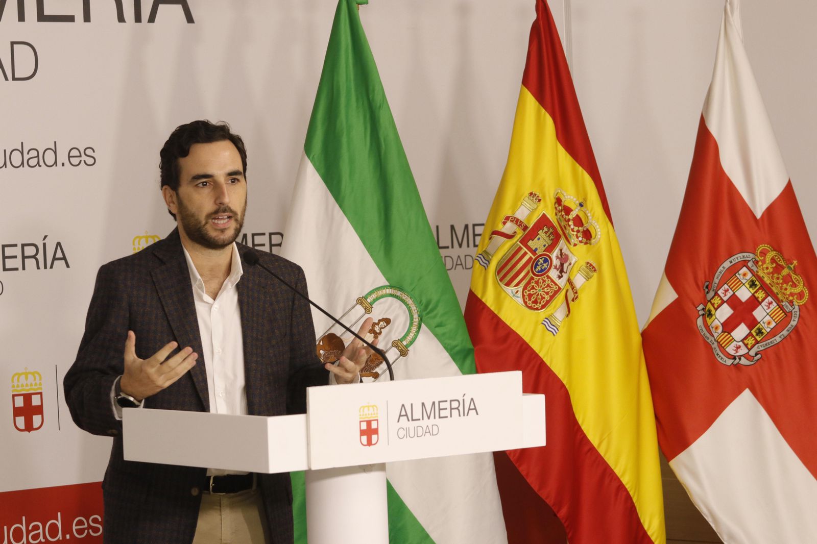 Carlos Sánchez presentando la guía digital sobre la historia y patrimonio del Paseo de Almería.