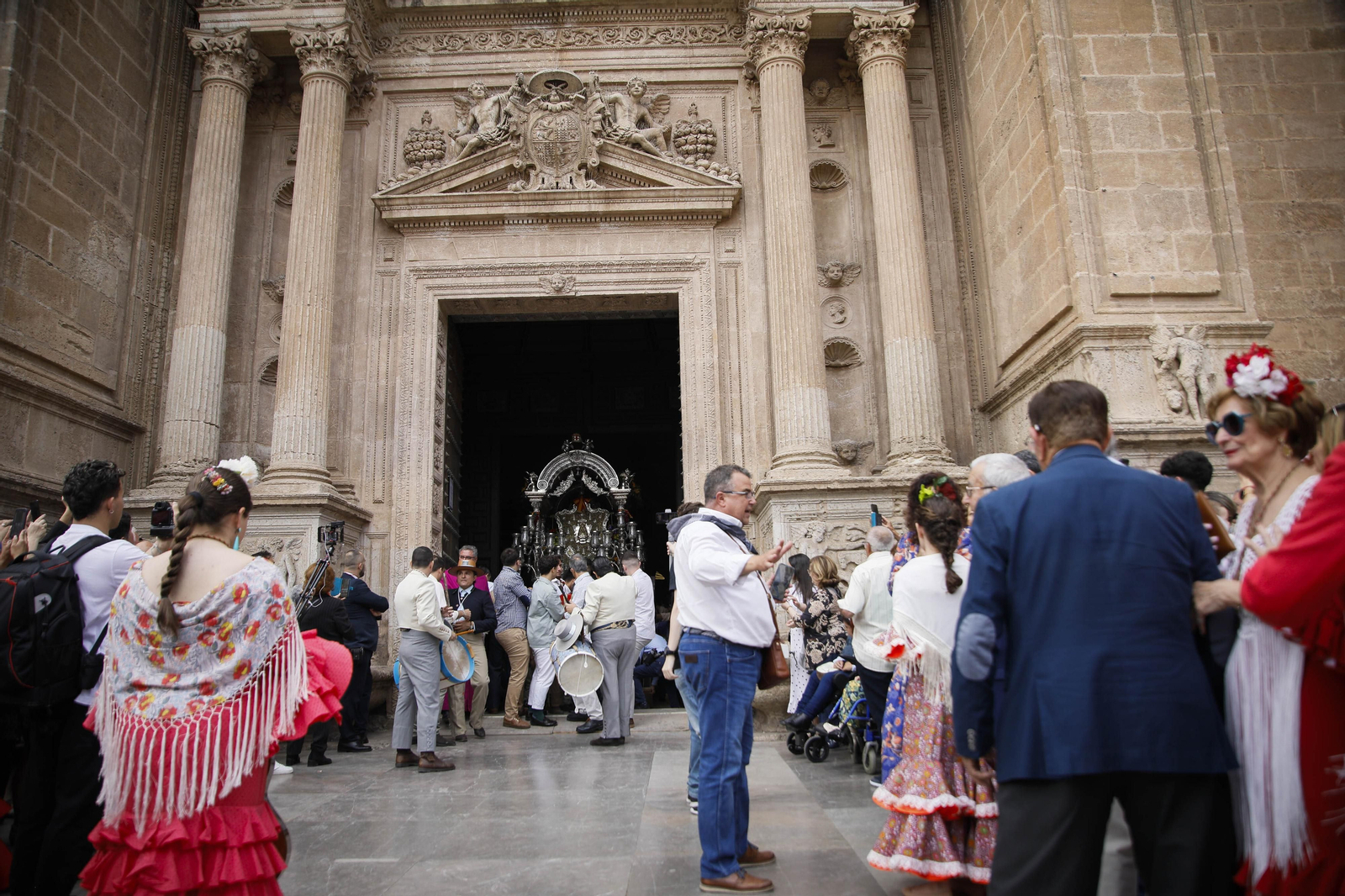 Imágenes de la salida  del Rocío desde la Catedral de Almería