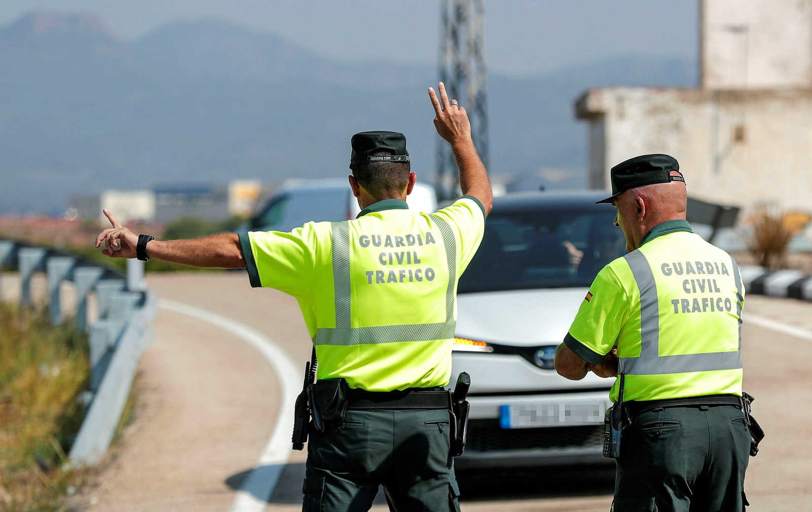 Agentes de la Guardia Civil durante un control de tráfico.