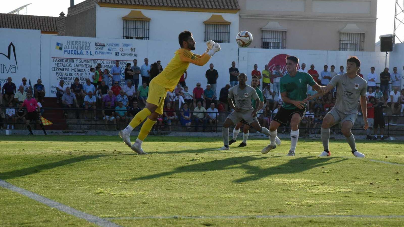 Younis, meta qatarí, despeja de puños ante la presencia de Juanto Ortuño.
