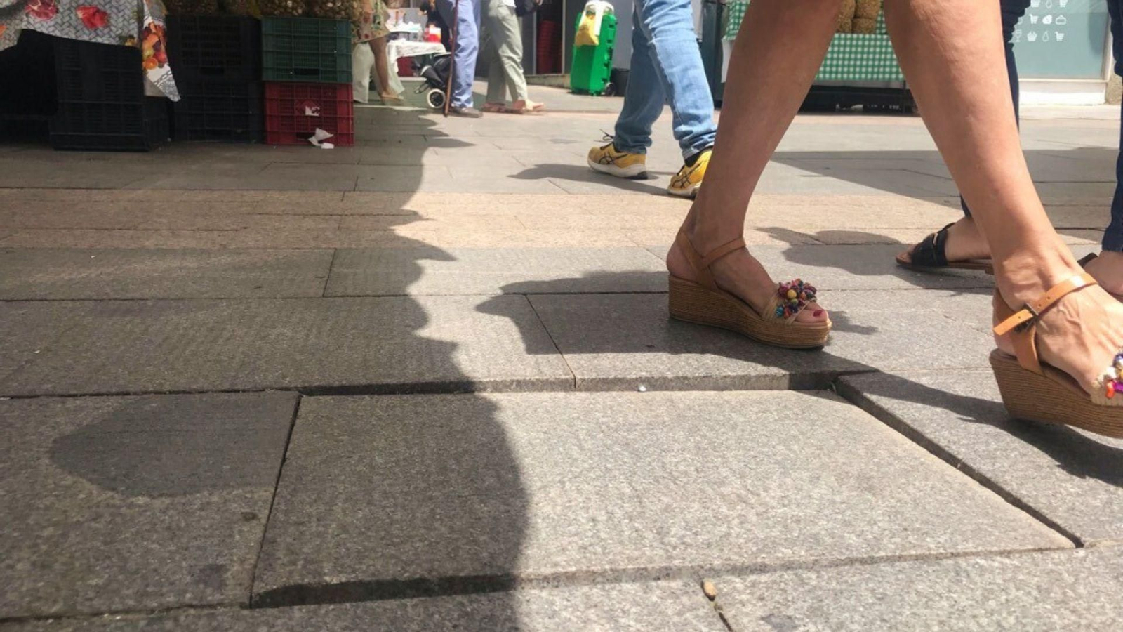 Una baldosa suelta en el mercado Ingeniero Torroja de Algeciras.