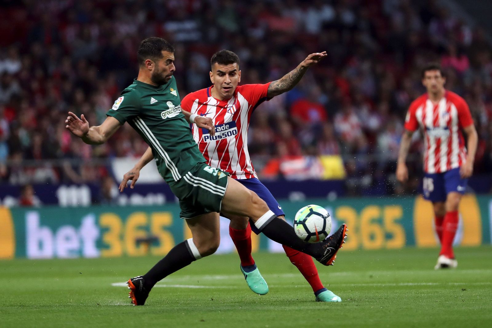 Amat corta el balón en presencia de Correa en el último Atlético-Betis.