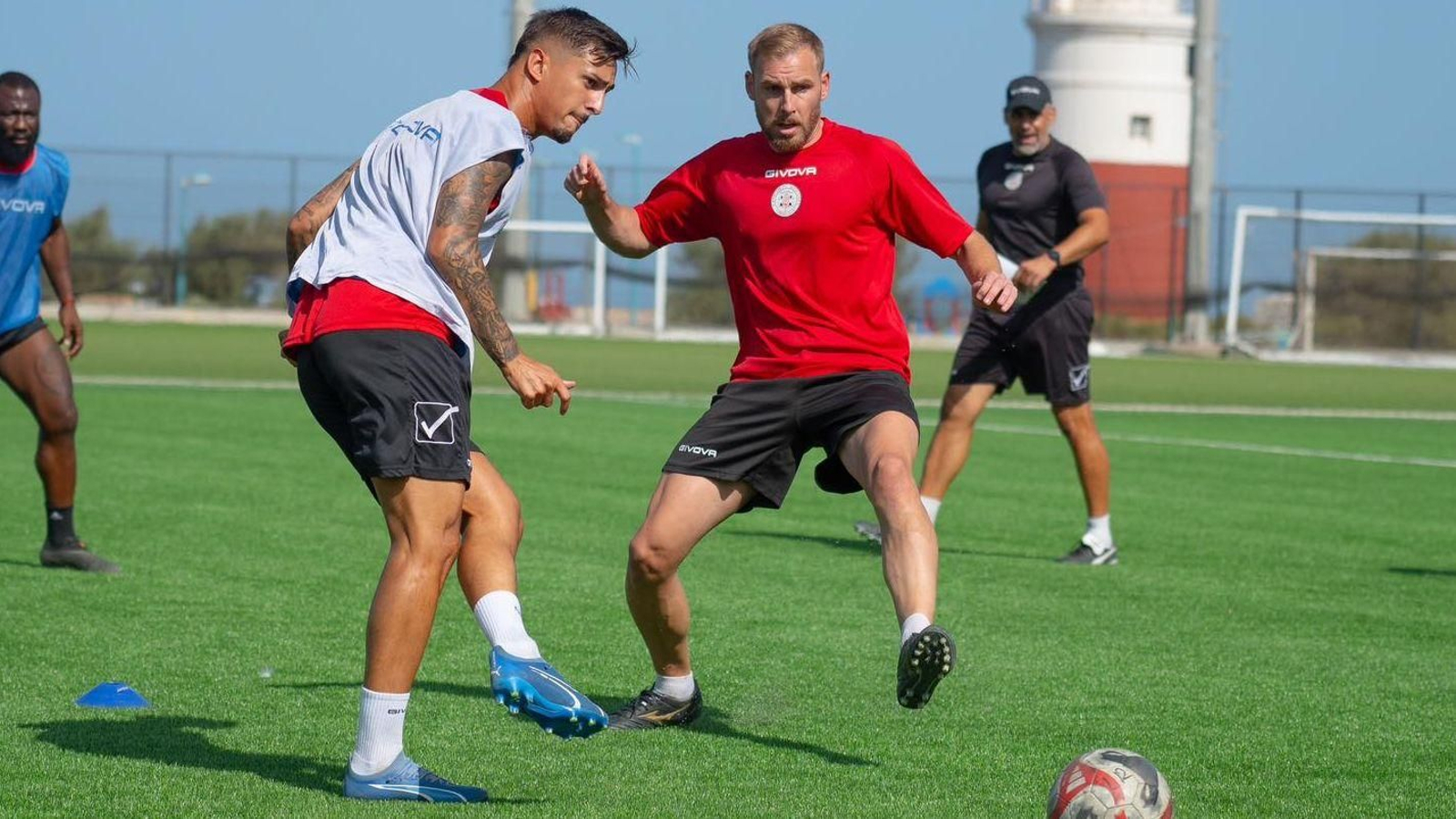 El linense Joe (d), durante un entrenamiento El linense Joe (d), durante un entrenamiento