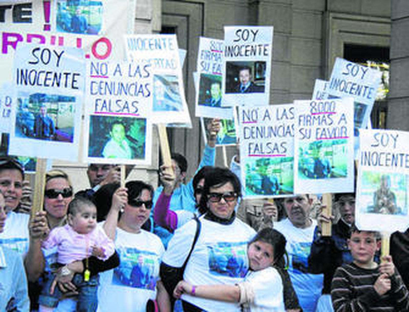 Los familiares y amigos del condenado, durante una concentración en los juzgados.