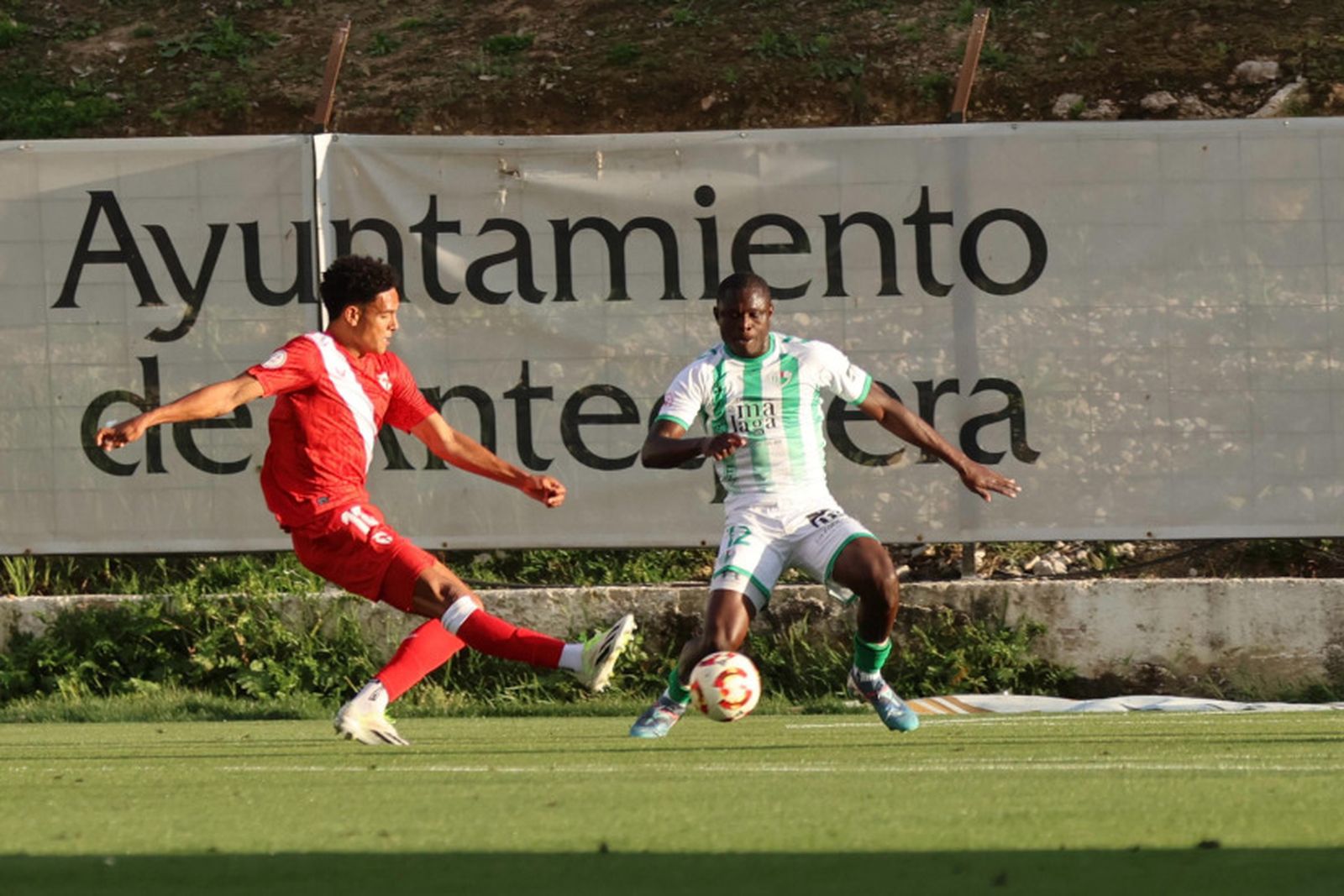 Antonetti dispara ante la marca del jugador antequerano