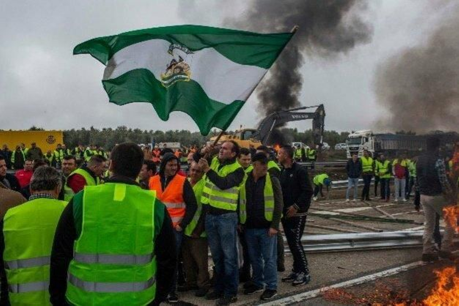 Agricultores andaluces en uno de los cortes de carretera de la campaña nacional de movilizaciones convocadas por organizaciones agrarias y cooperativas