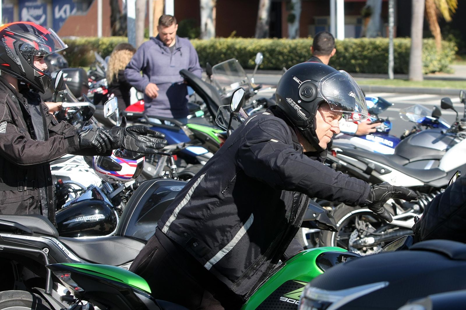 Imágenes de la concentración motera en memoria de Hugo Millán por las calles de Huelva