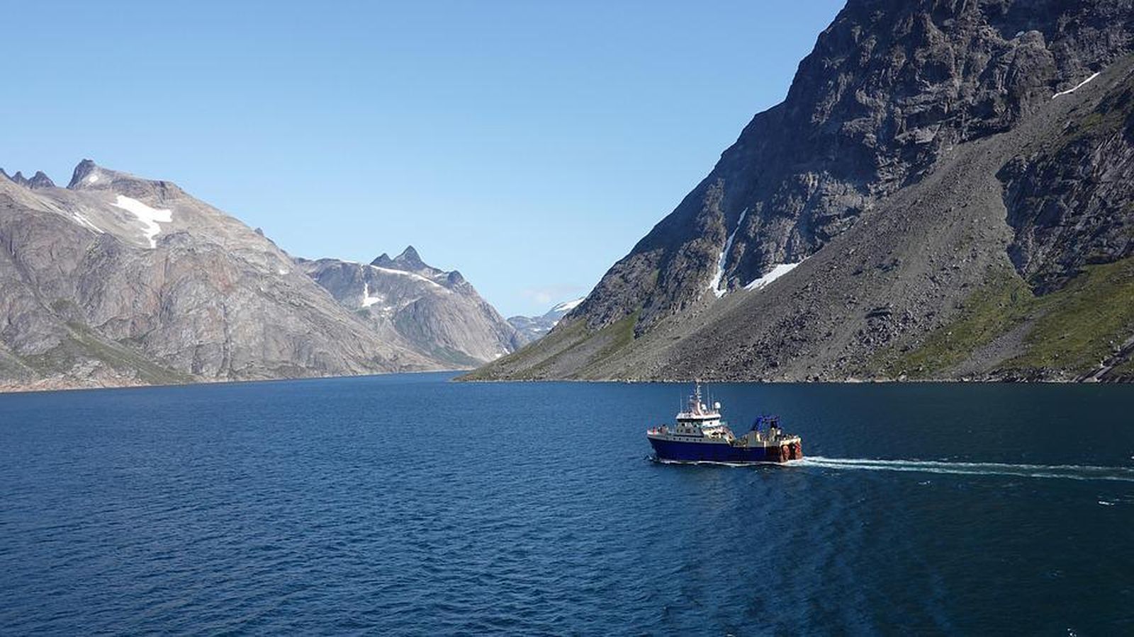 Buque navegan por el mar