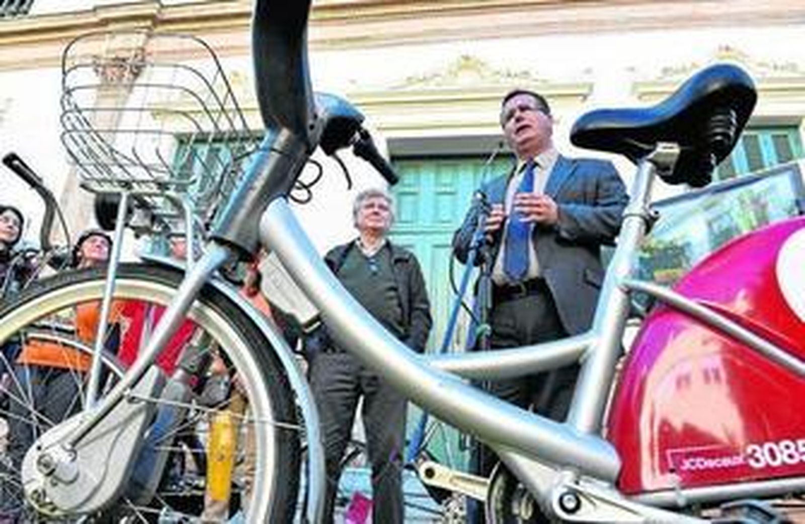 El edil Juan Carlos Cabrera y Ricardo Marqués en la presentación de la campaña #MueveteporSevilla en bici.