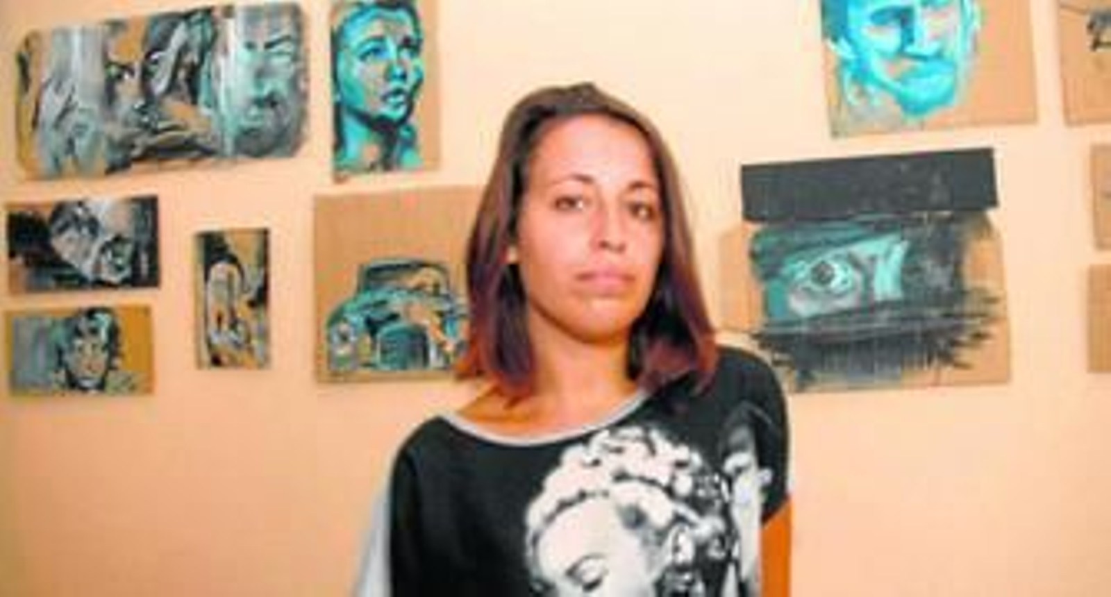 Mª Luz Reyes Nuche posa con algunas de sus últimas obras a su espalda.