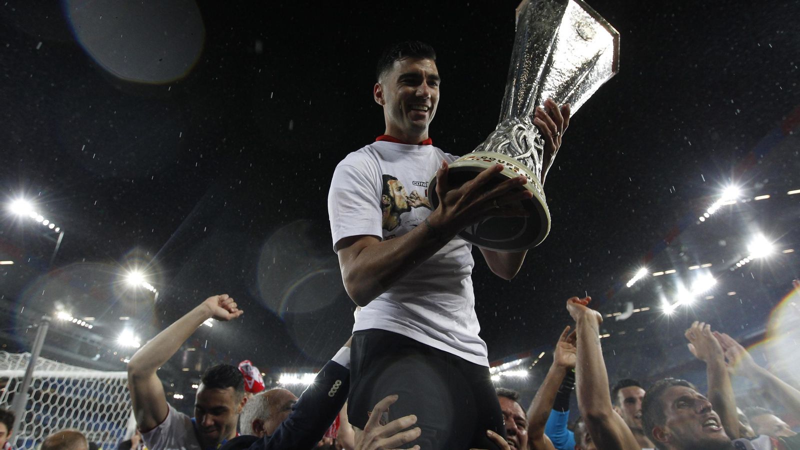 Reyes es levantado a hombros con la Europa League de Basilea 2016.