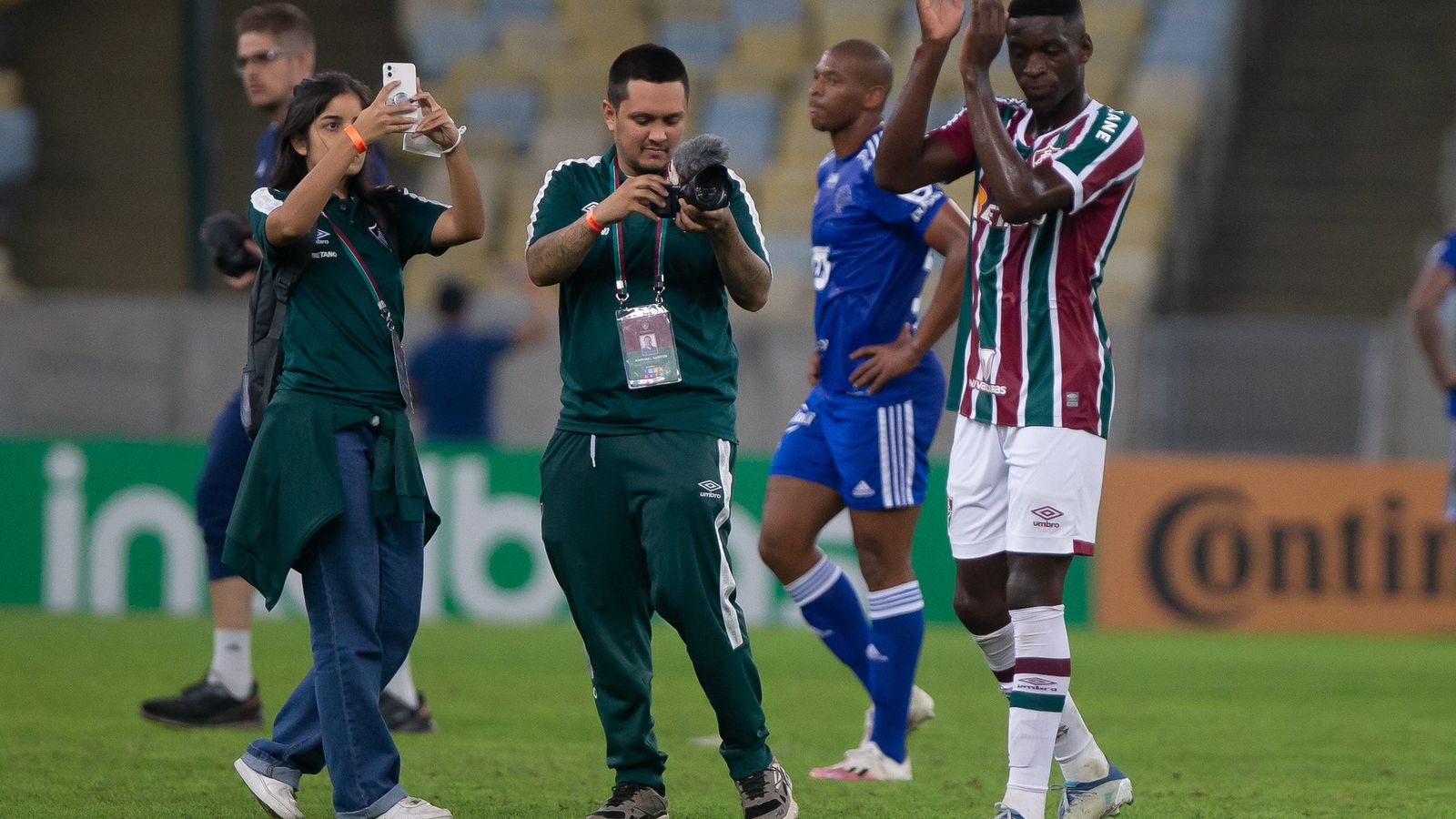Luiz Henrique, despidiéndose el pasado viernes de su afición en Maracaná.