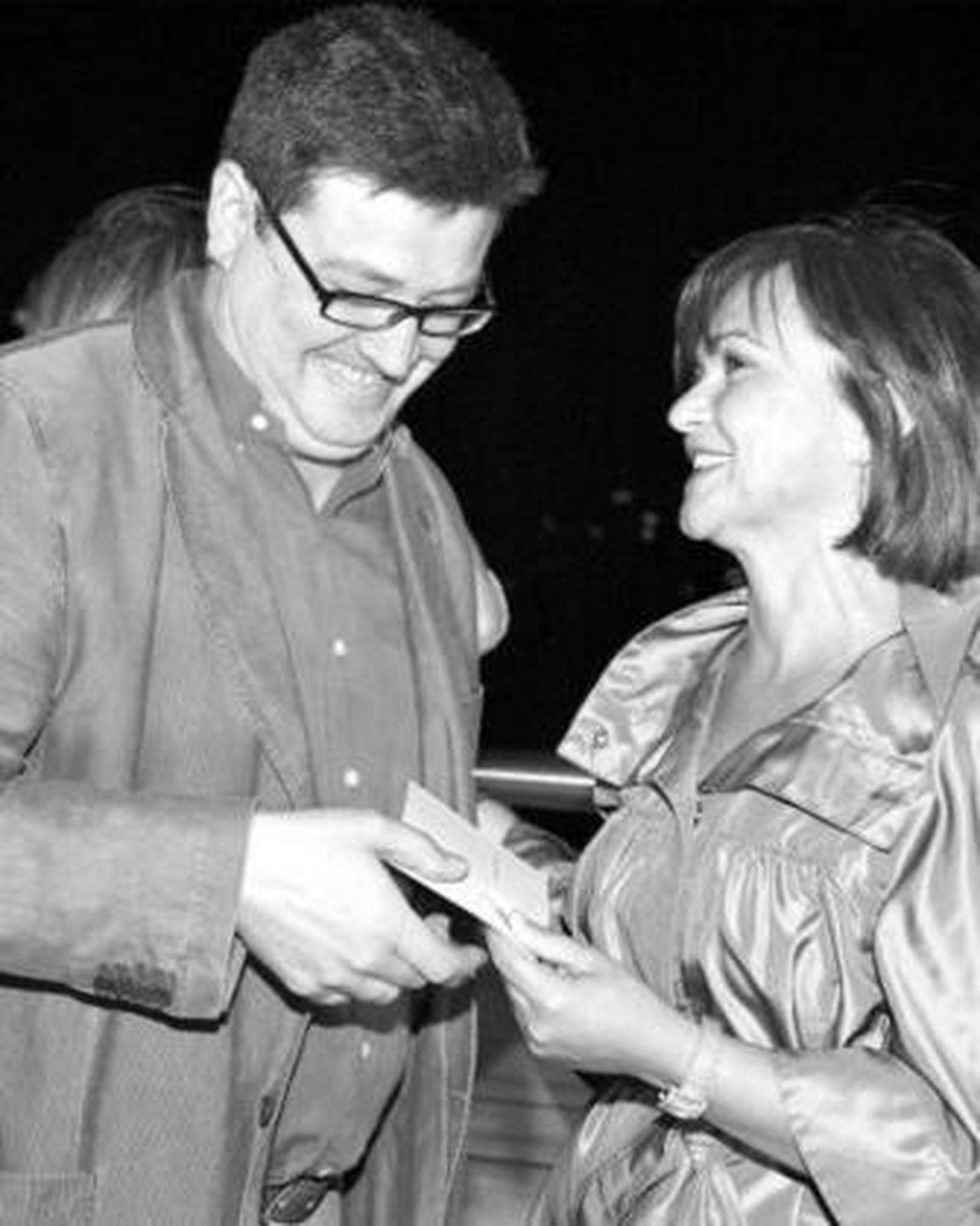 Jorge Bezares recibe un premio de manos de Carmen Calvo.