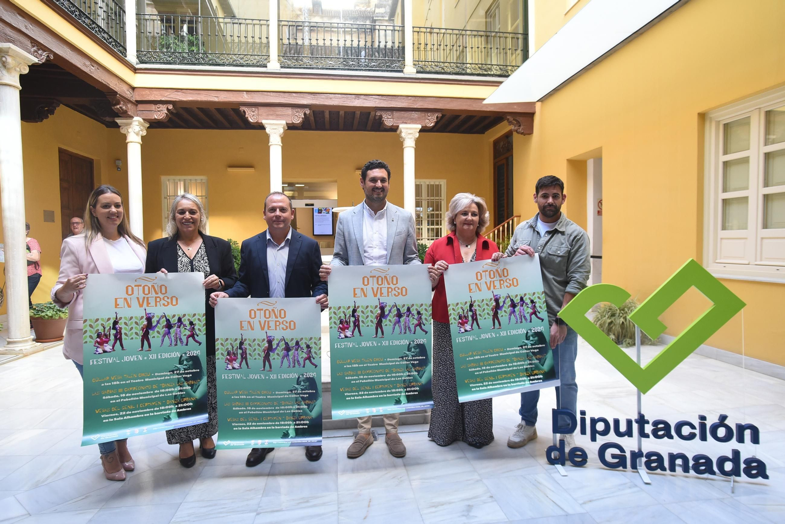 Foto de familia de la presentación de Otoño en verso. Foto de familia de la presentación de Otoño en verso.