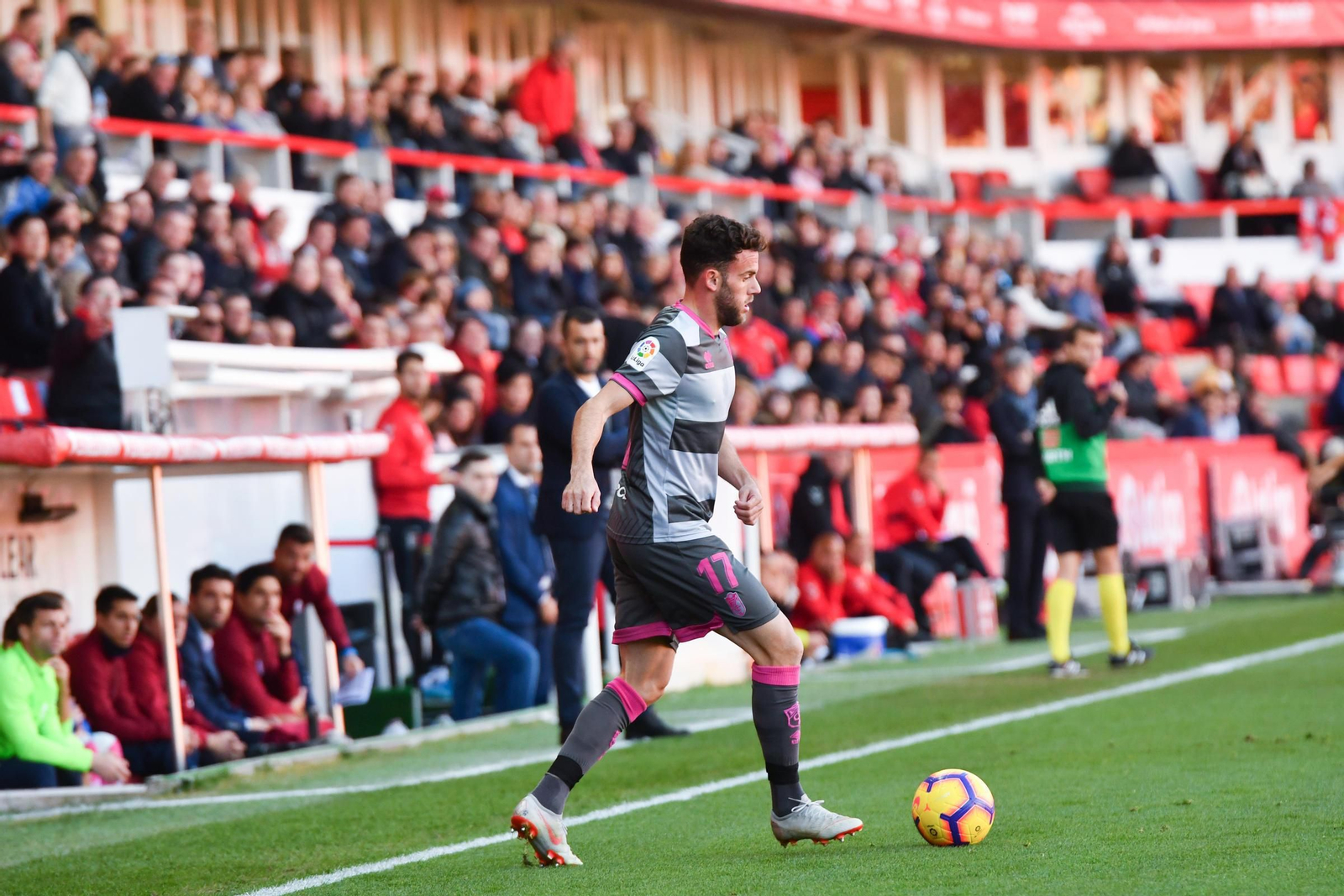 Quini en una acción del partido de ayer entre Nástic y Granada CF.