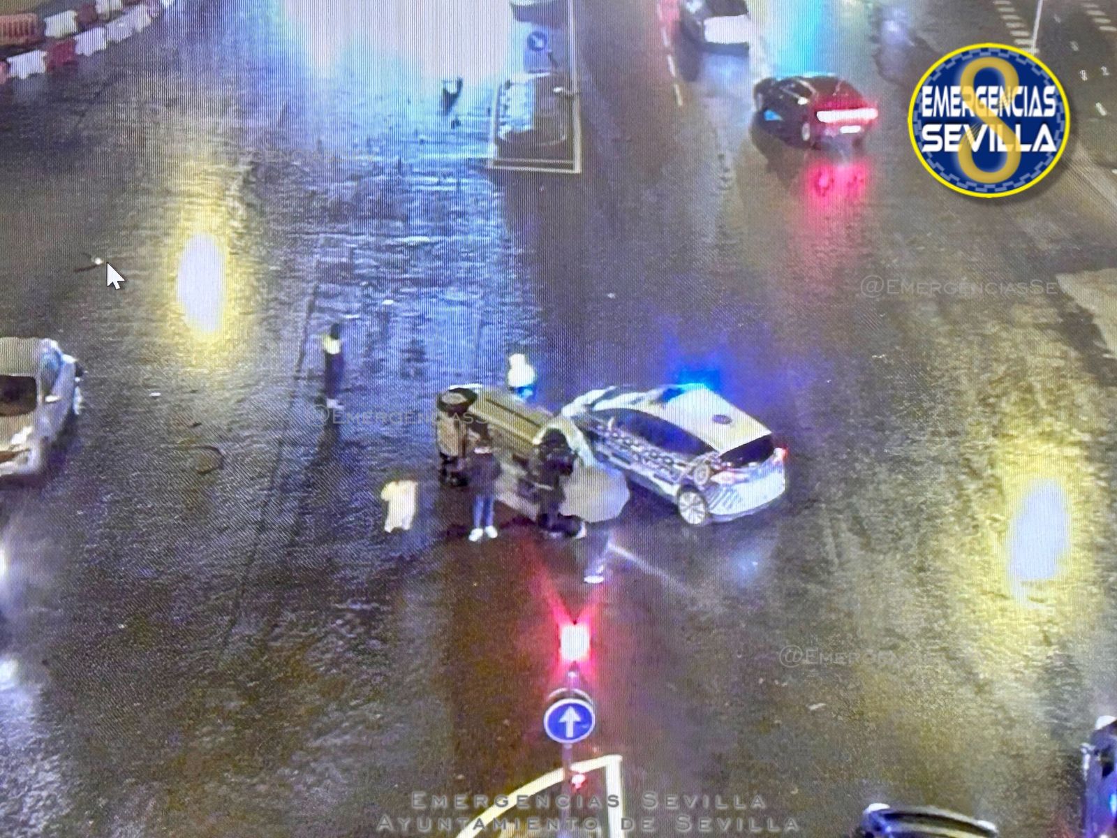 Estado en el que quedó el vechículo volcado en la vía.