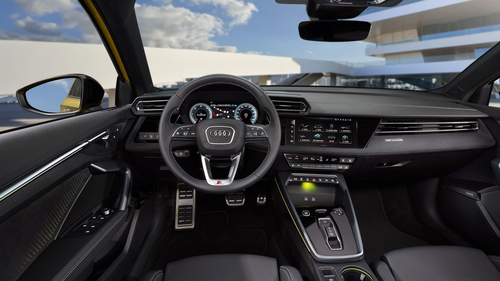 La iluminación ambiental llega ahora a las puertas, mientras que se emplea microfibra para tapizar parcialmente el salpicadero, al igual en otros A3.