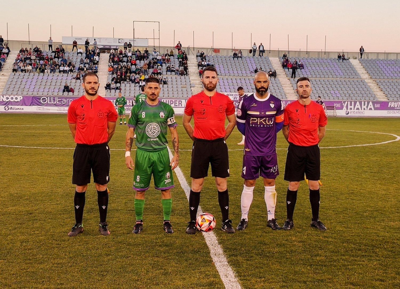 Los capitanes Juanma Espinosa y Espín posan con el trío arbitral en La Victoria. Los capitanes Juanma Espinosa y Espín posan con el trío arbitral en La Victoria.