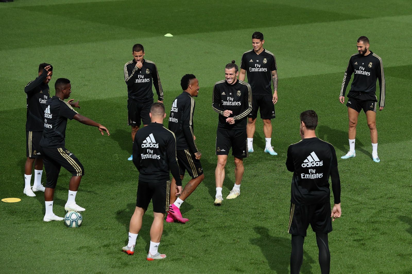 Bale bromea con Militao en el centro de un rondo de calentamiento.