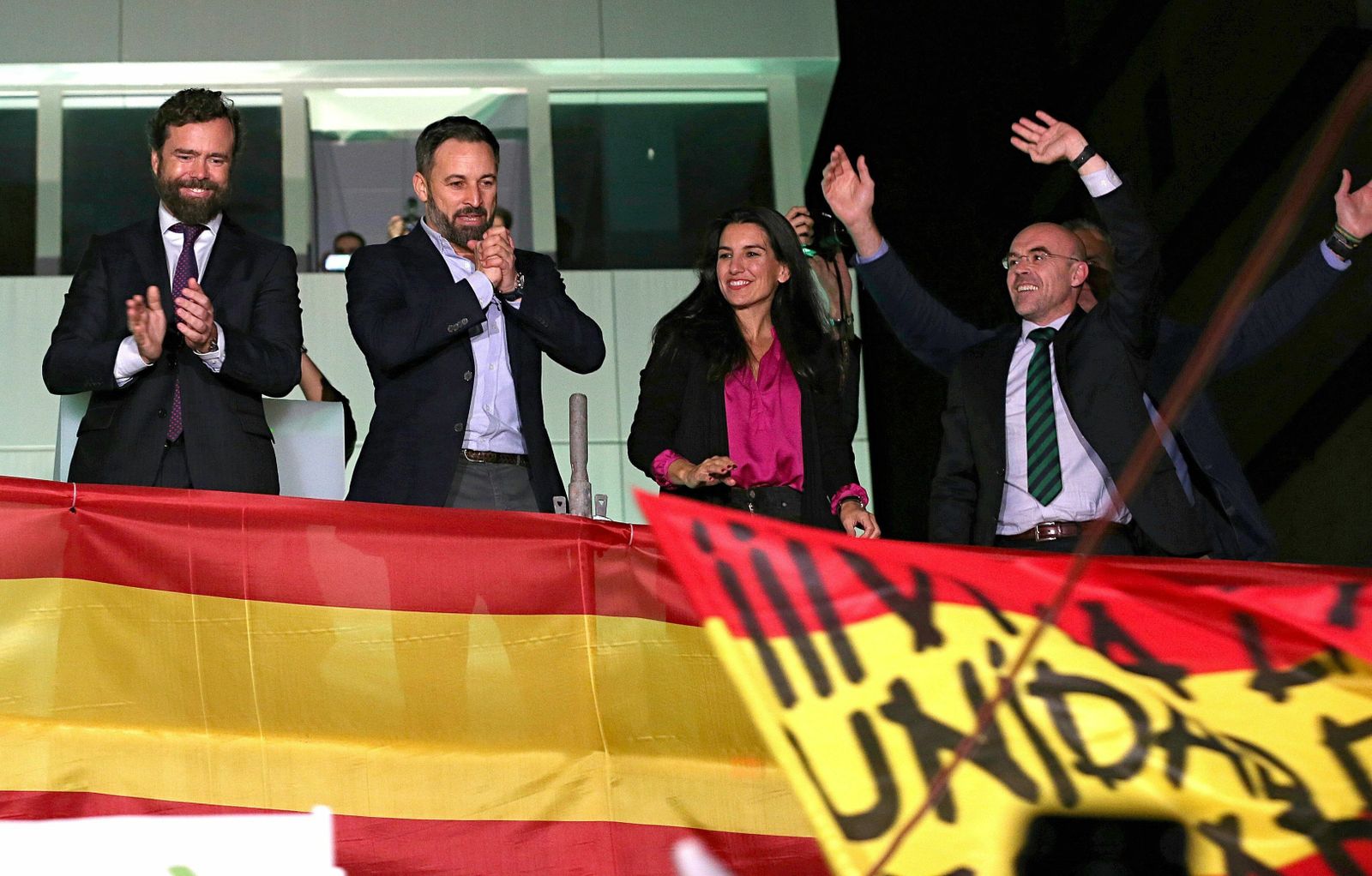 El presidente de Vox, Santiago Abascal, junto a Iván Espinosa de los Monteros, Rocío Monasterio y Jorge Buxade, en el balcón del partido en Madrid.