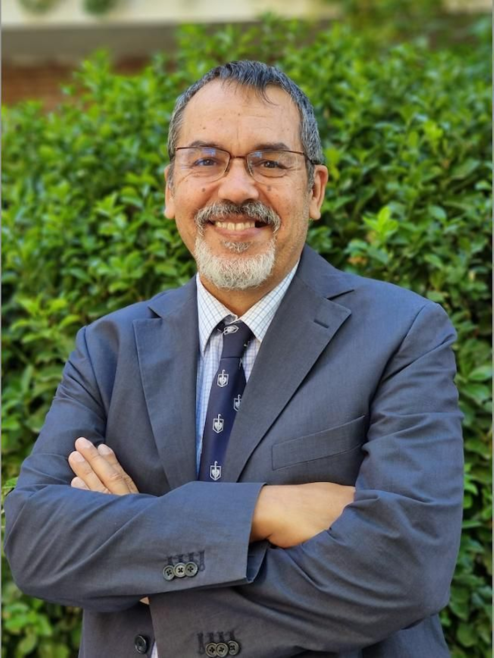 El escritor sevillano José Antonio Francés ha publicado su última novela humorística 'La familia Estrambote y el juego in-verso'