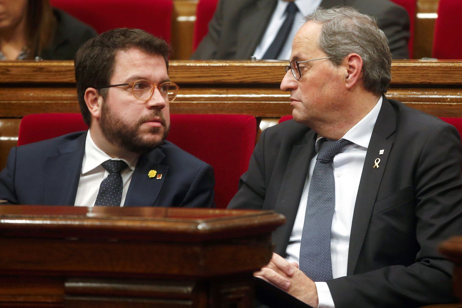 Pere Aragonès (izquierda) y Quim Torra, durante el Pleno extraordinario del pasado sábado en el 'Parlament'.