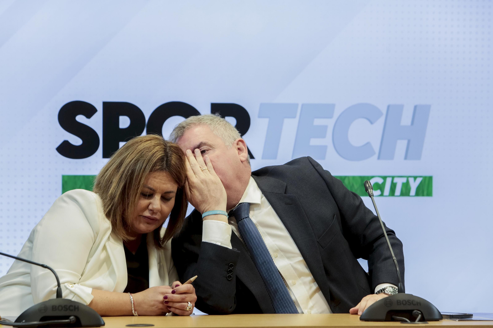 Manuel Vizcaíno, presidente del Cádiz C.F., le habla al oído a Elena Amaya, alcaldesa de Puerto Real, durante la presentación del proyecto de Delphi.