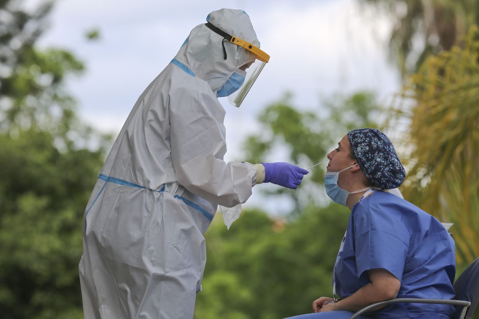 Un sanitario realiza un test a una profesional de este ámbito