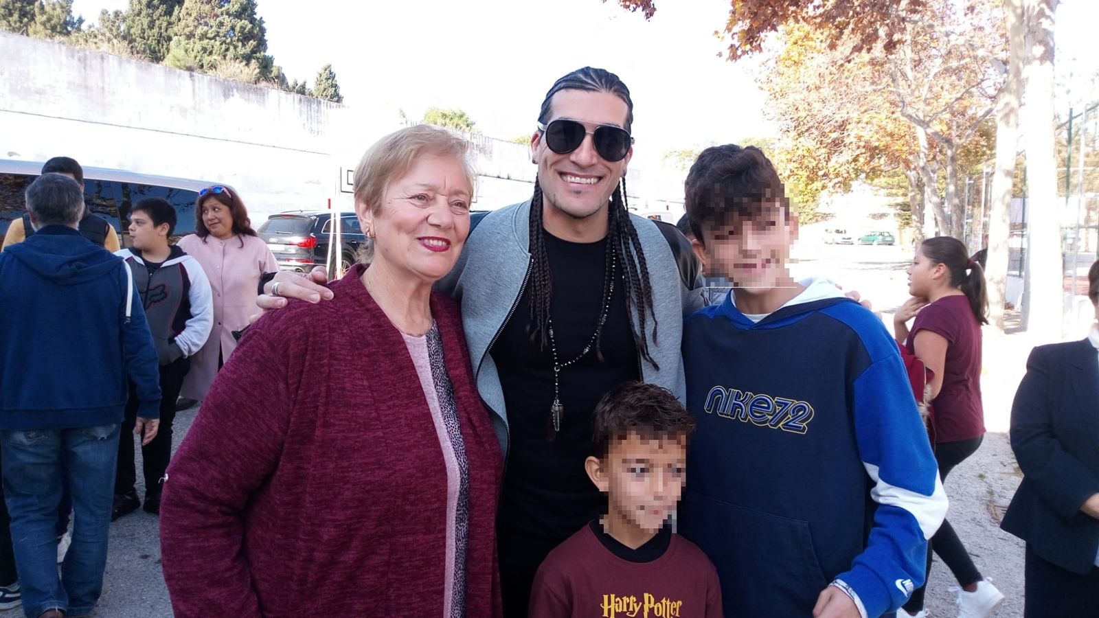 Durante toda la mañana ha estado rodeado de los vecinos de este barrio, donde también creció el derpotista.