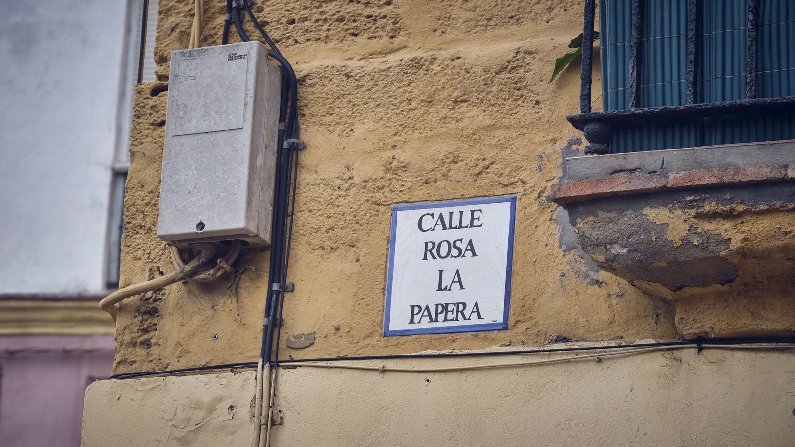 Cables cubriendo una fachada de Cádiz.