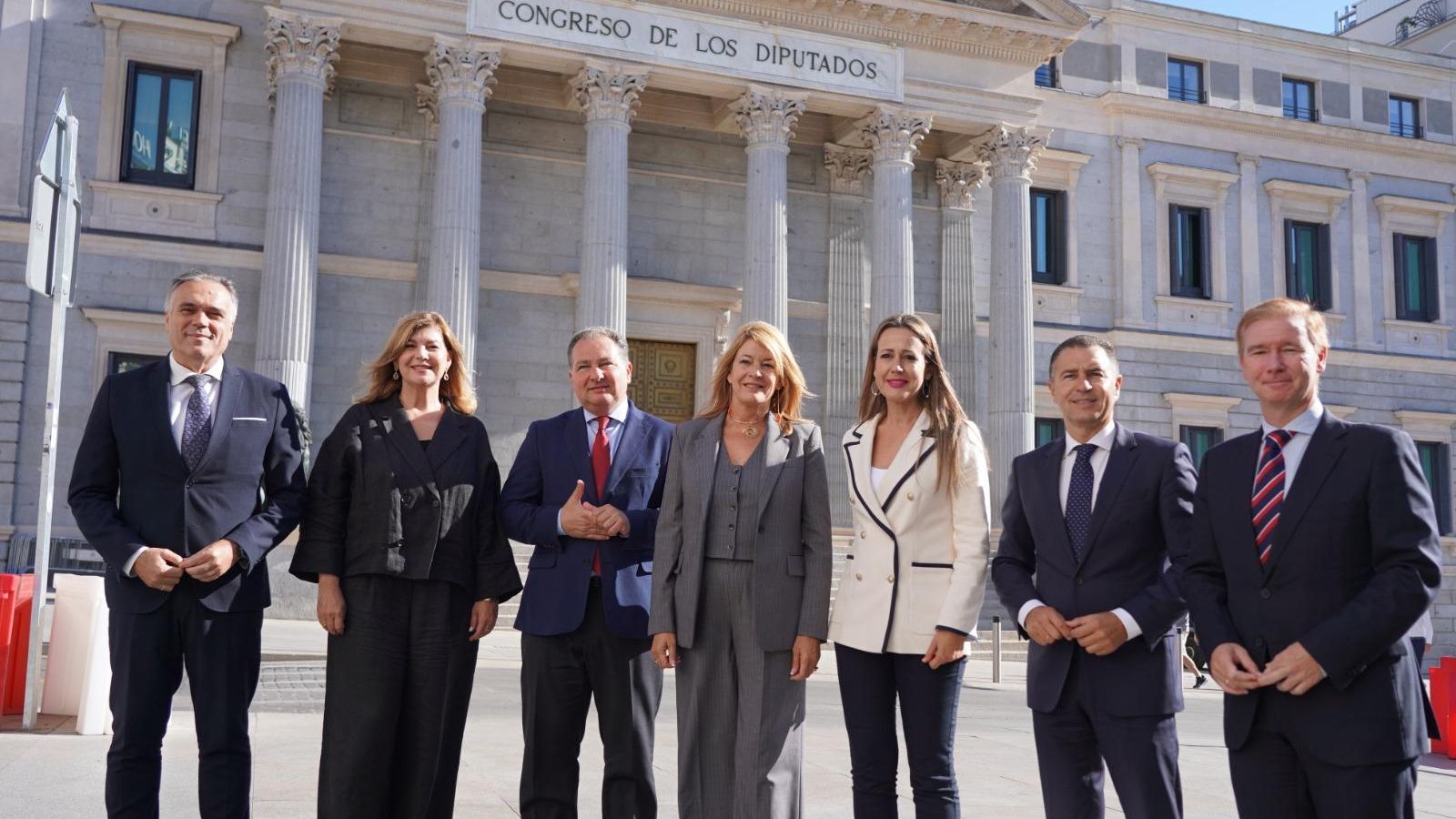 De izquierda a derecha: Manuel García Félix, Berta Centeno, David Toscano, Pilar Miranda, Bella Verano, Felipe Arias y Alfonso Castro, frente al Congreso de los Diputados.
