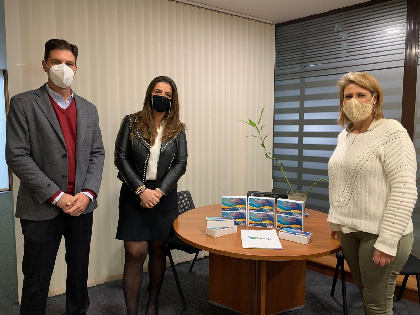 La edil Mª Ángeles Martínez con responsables de la comercializadora de luz.