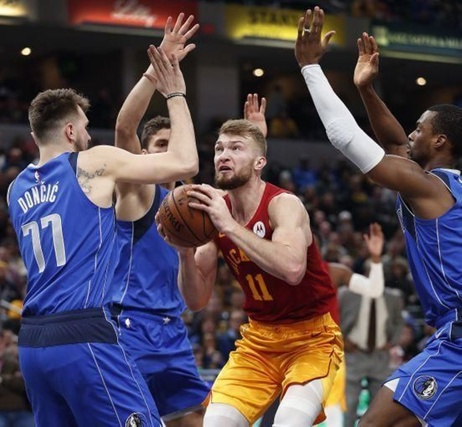 Domas Sabonis, ante Luka Doncic.