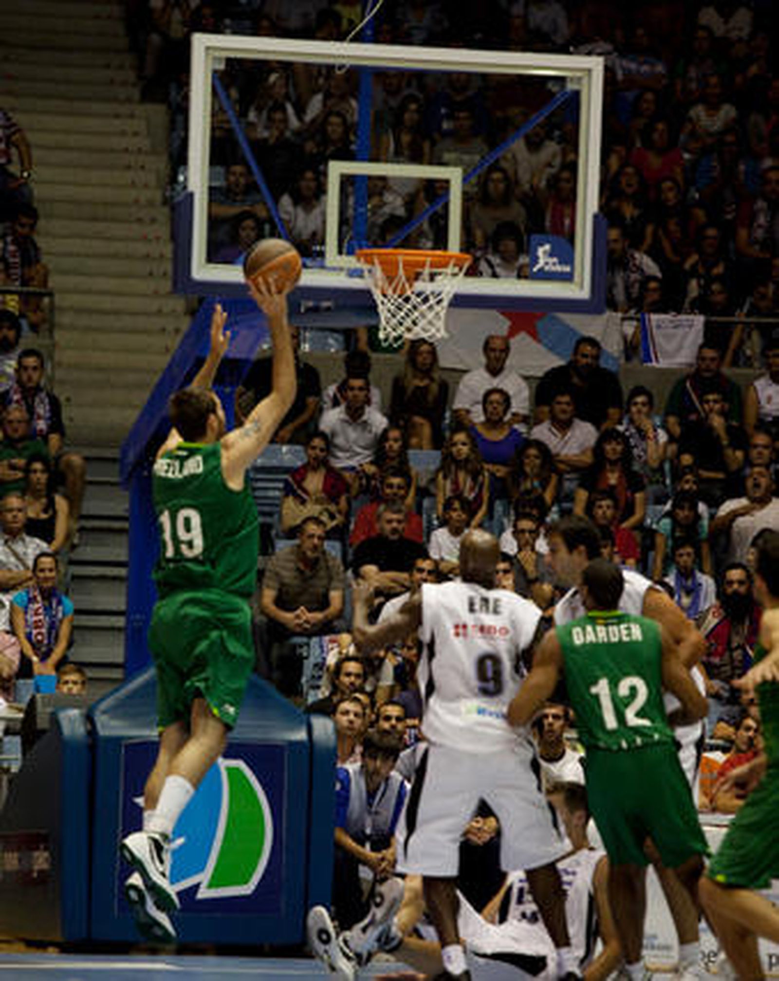 Unicaja vence en Santiago al Blusens Monbus por 71-78 después de sobreponerse a un mal inicio

Foto: ACBMEDIA