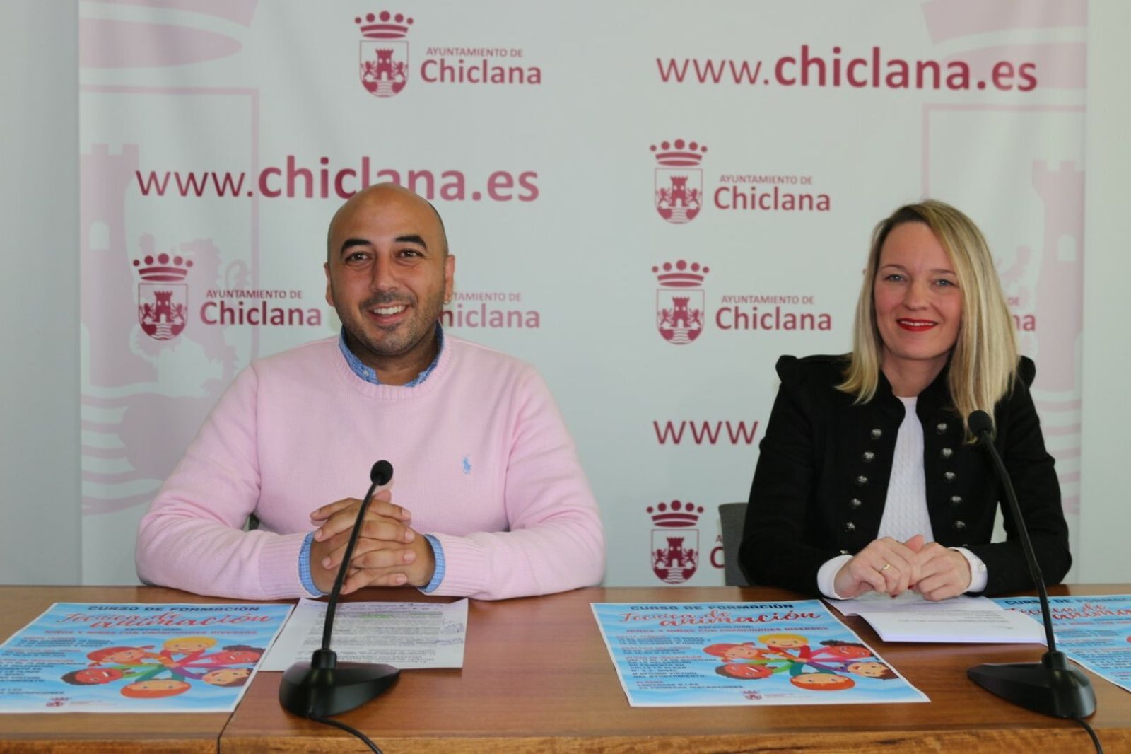 El edil Adrián Sánchez junto a la representante de Gestoflor, Araceli Venega.