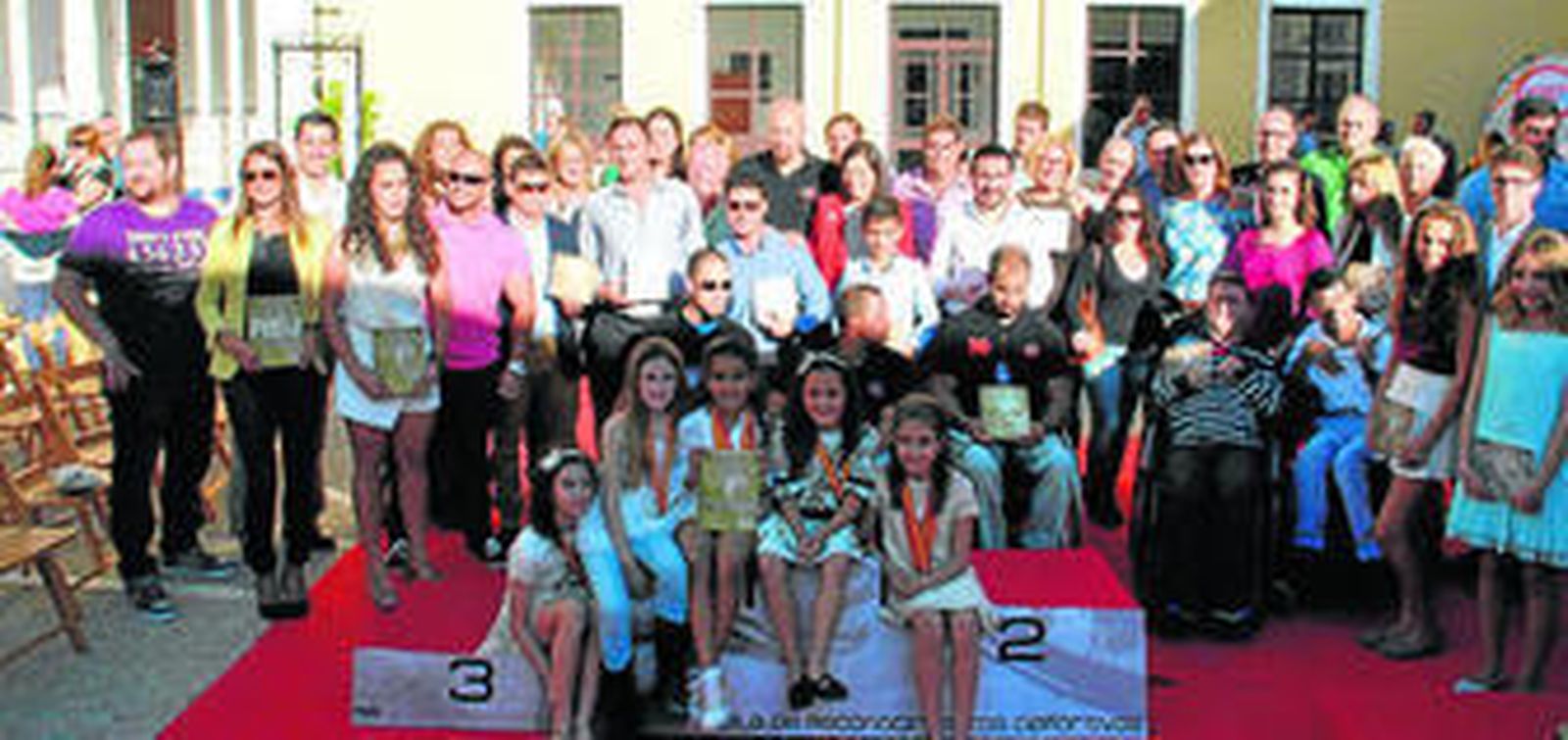 Foto de familia de deportistas y entidades reconocidas por el PSOE en su VIII Gala del Deporte, ayer en la Escuela San José, con Cavada y López Gil.