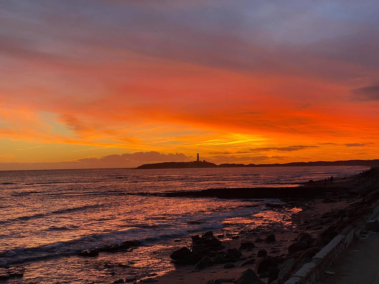 La puesta de sol sobre la playa de Los Caños es uno de los tantos atractivos turísticos de Barbate.