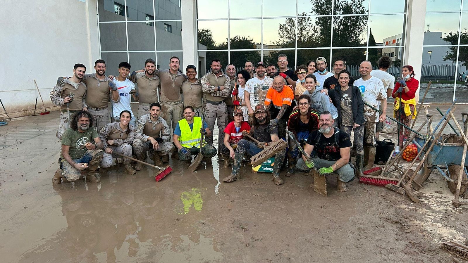 Otra unidad del TEAR, que ha llegado este sábado, con voluntarios en Valencia.