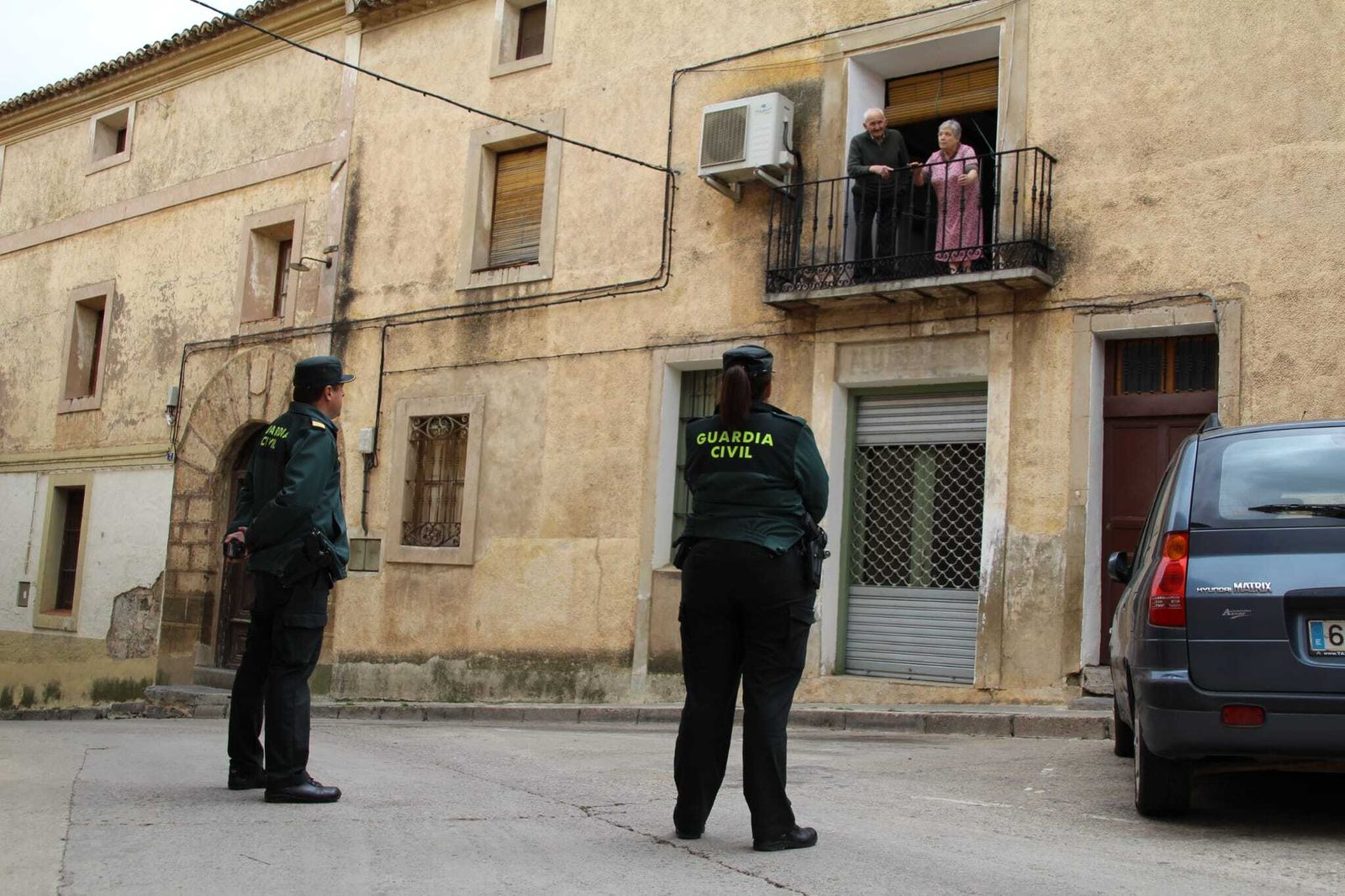 Agentes de la Guardia Civil ante la vivienda de Cartaya.