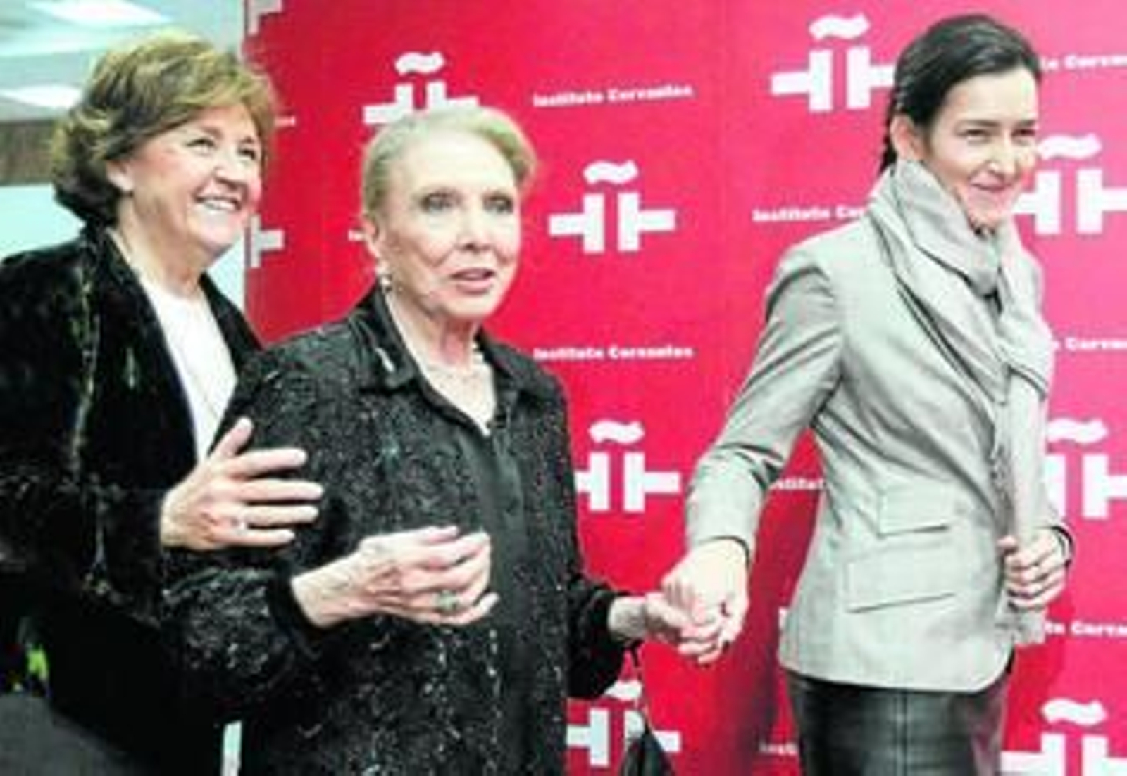 La ministra Sinde (derecha), ayer, en un acto con Carmen Caffarel y María Dolores Pradera.