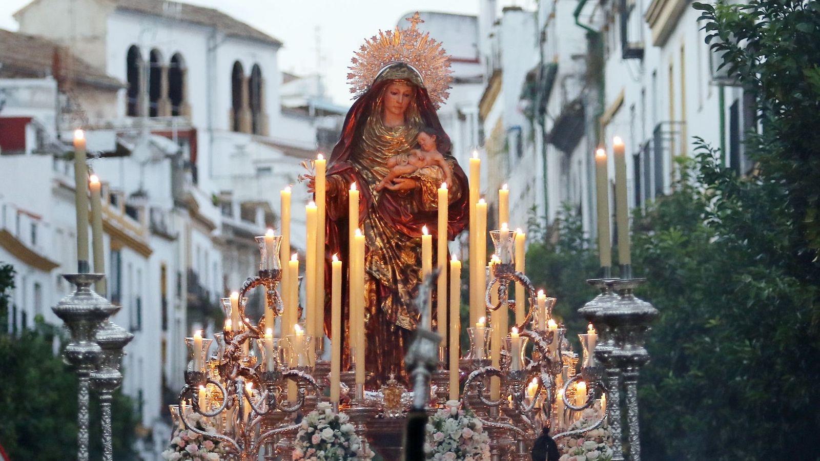 Nuestra Señora del Amparo, durante una salida procesional.
