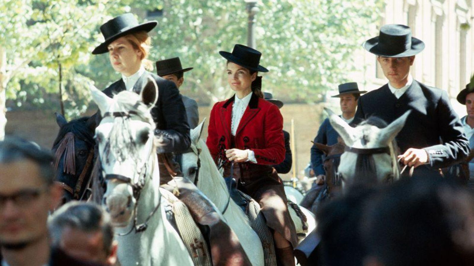 Jackeline Kennedy y la duquesa de Alba, vestidas de corto y a caballo por el Real de la Feria en 1966.