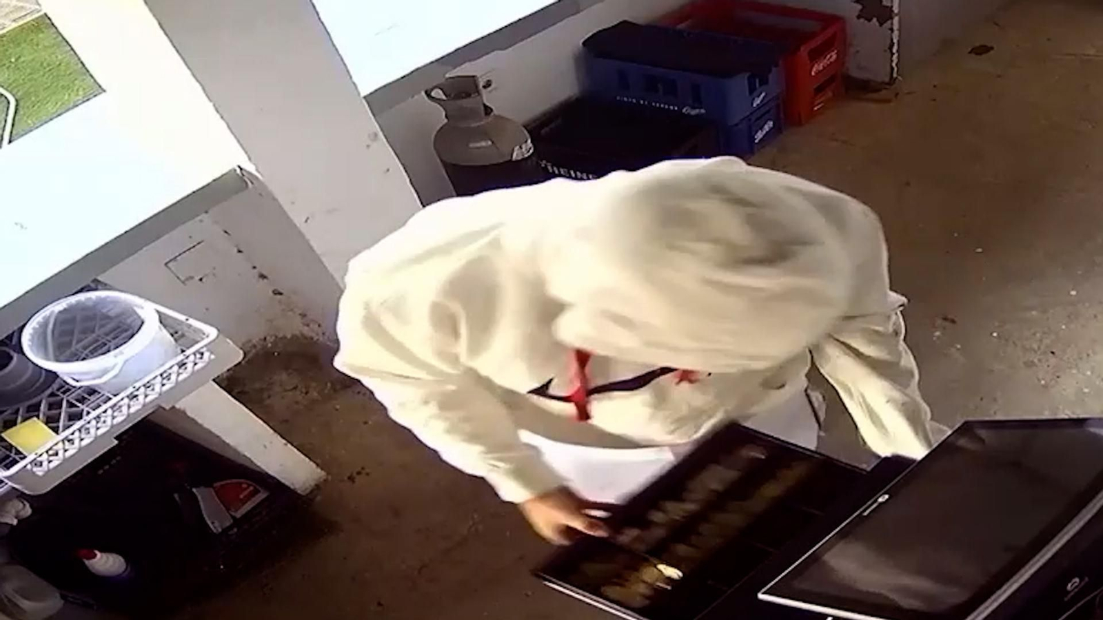 Uno de los ladrones grabado por las cámaras de seguridad.