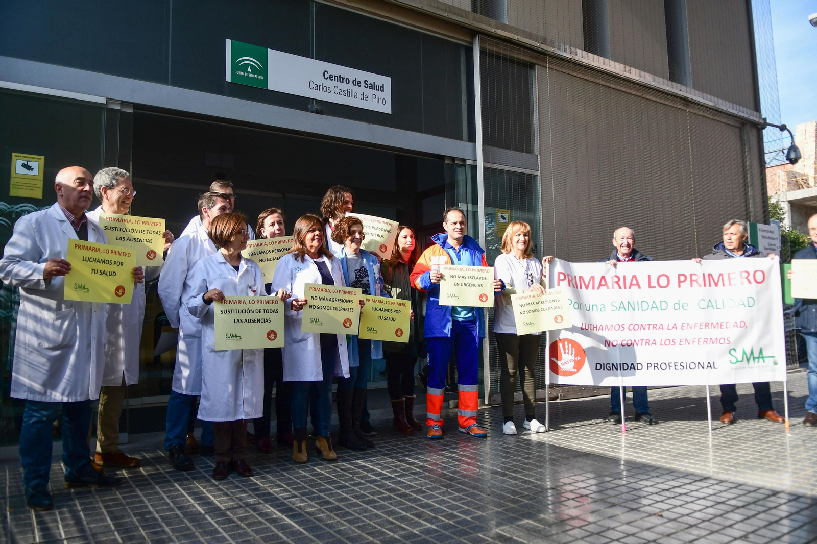 Concentración a las puertas del Castilla del Pino. Concentración a las puertas del Castilla del Pino.