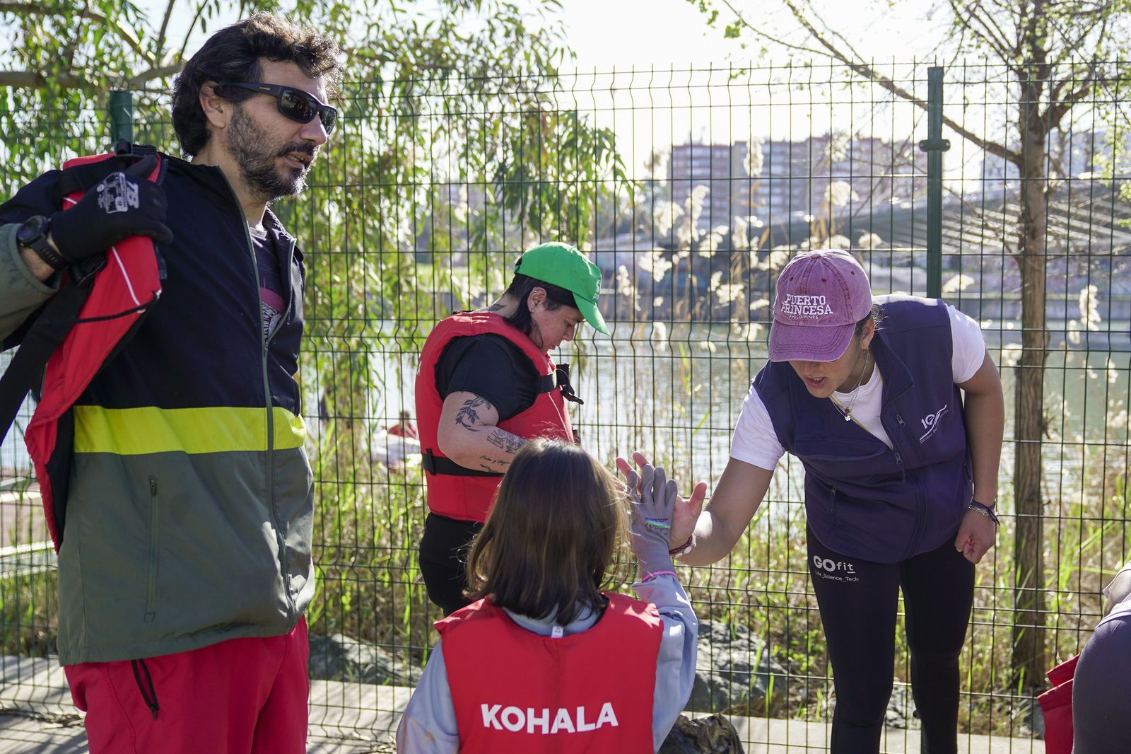 La limpieza solidaria del Guadalquivir en el Centro Náutico del Alamillo, todas las fotos