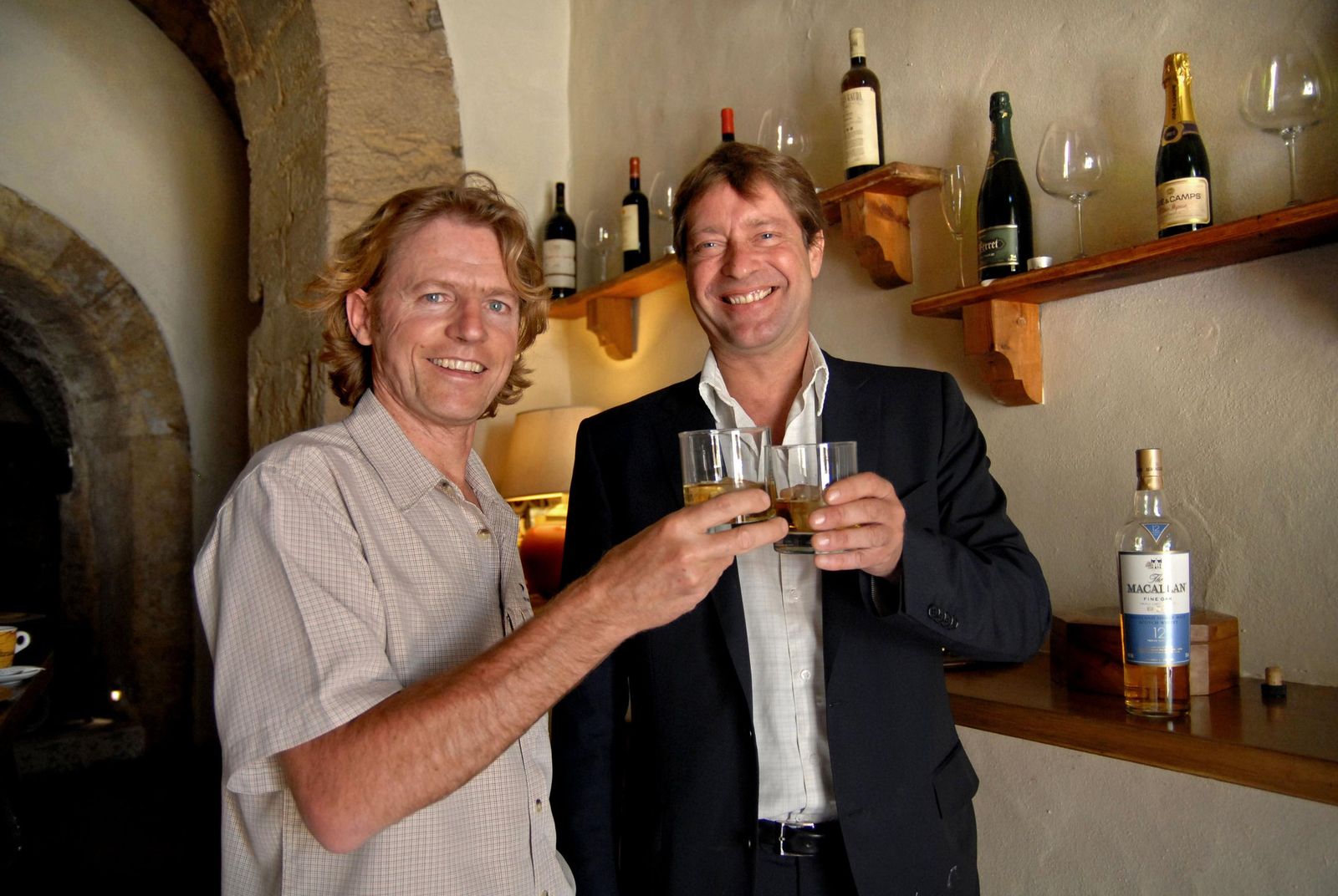 James Stuart y su amigo Nick brindando con whisky en 2010 en la bodega de El Califa