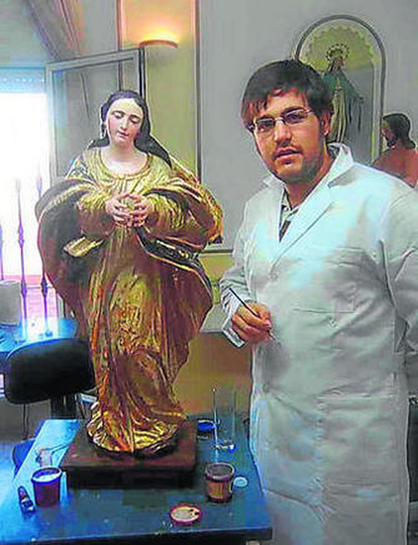 Un escultor que se hace con sus obras